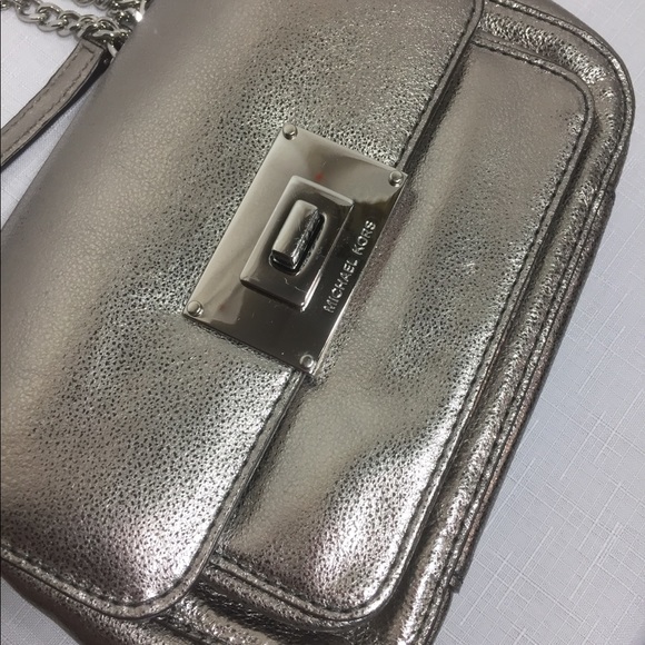 Micheal kors crossbody Metallic Silver purse zippe - Picture 2 of 8